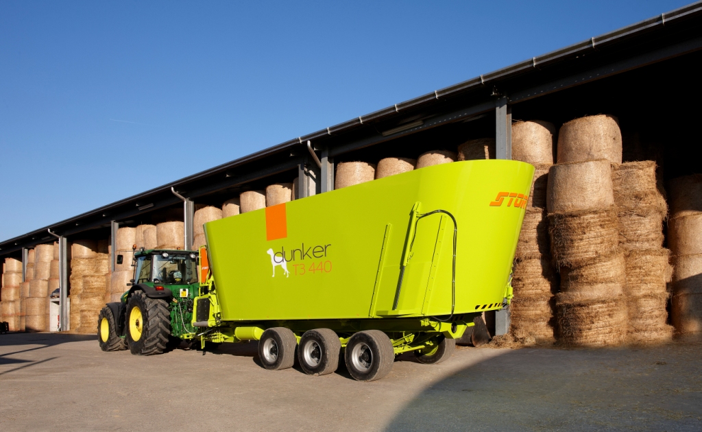 VERTICAL MIXING WAGON / TRAILED / SIDE DISCHARGE / 3-AUGER(DUNKER T3)